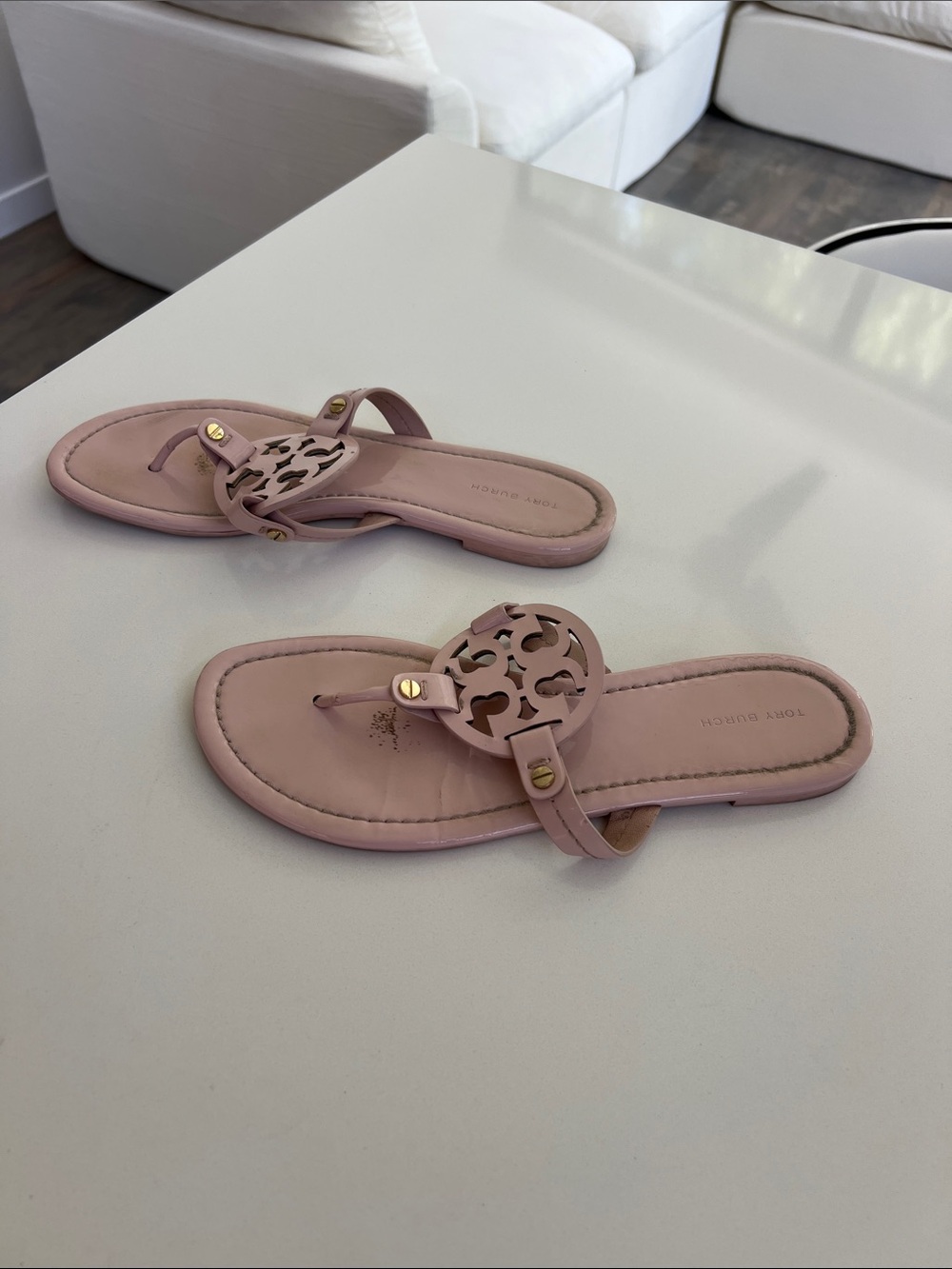 Tory Burch sea shell light pink miller patent leather flip flops sandals 8 - Picture 10 of 12